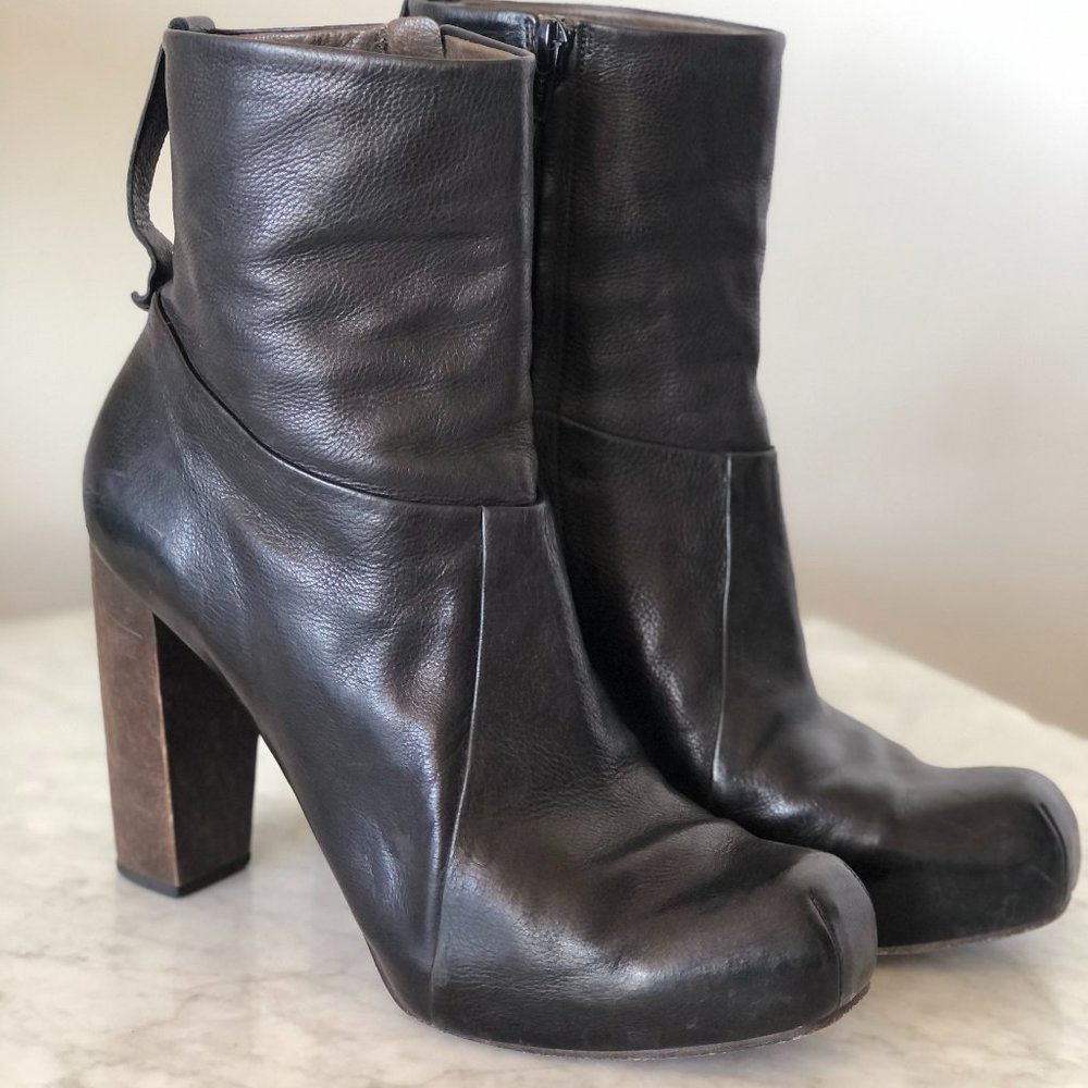 COCLICO Side Zip Bootie - size 40.5